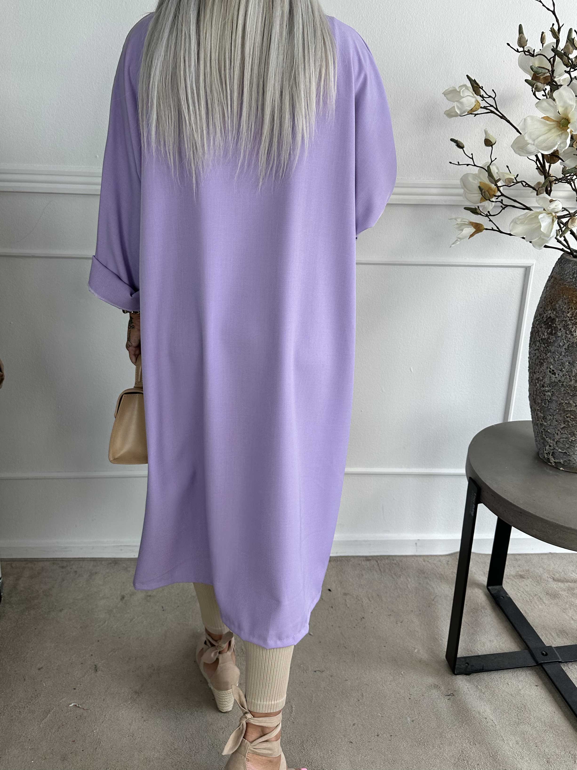 Annah Light - Oversized frakke med tydelige syninger og lommer